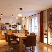 Massivholzküche und Vitrinenschrank