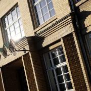 Firmengebäude von Außen - Eingangsbereich